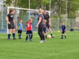 Laatste training S.K.N.W.K. JO7-1 van seizoen 2022-2023 (partijtje tegen de ouders) (91/130)